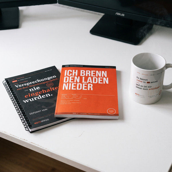 Büro-Überlebenspaket: Kaffee, Akte und ein Ventil für die Bürorealität.