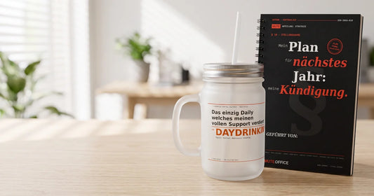 MUTE OFFICE – Daydrinking-Glas und Notizbuch „Mein Plan: meine Kündigung“ als Abschiedsgeschenk auf einem Büro-Schreibtisch