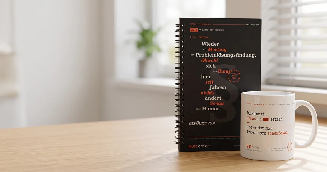 MUTE OFFICE – Notizbuch „Problemlösungsfindung“ und „Jesus im CC“-Tasse als Bürogeschenk-Set auf einem Schreibtisch