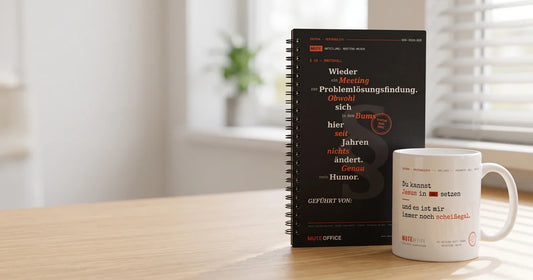 MUTE OFFICE – Notizbuch „Problemlösungsfindung“ und „Jesus im CC“-Tasse als Bürogeschenk-Set auf einem Schreibtisch