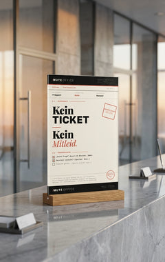 MUTE OFFICE — KEIN TICKET KEIN MITLEID Aufsteller am Empfang — Frosted Acrylglas auf Tresen — Vorschau 8