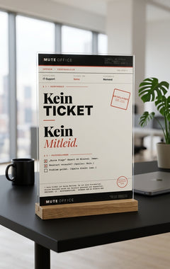 MUTE OFFICE — KEIN TICKET KEIN MITLEID Acryl-Aufsteller auf Schreibtisch — Frosted Acrylglas auf Holzsockel — Vorschau 2