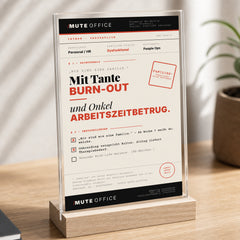 MUTE OFFICE — Detail — TANTE BURN-OUT · ONKEL ARBEITSZEITBETRUG — Acryl-Aufsteller — Vorschau 7