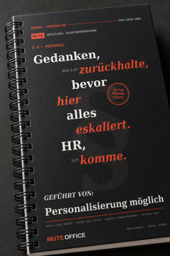 MUTE OFFICE — Detail — Gedanken, die ich zurückhalte, bevor hier alles eskaliert. HR, ich komme · Personalisiertes Geschenk — Vorschau 4