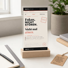 MUTE OFFICE — Geschenk-Szene — FOKUS · NICHT STÖREN · NICHT MAL ATMEN — Acryl-Aufsteller — Vorschau 8