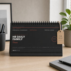 MUTE OFFICE — Geschenk-Szene — HR Daily Family Drama · Flip-Sign Tischkalender — Vorschau 10