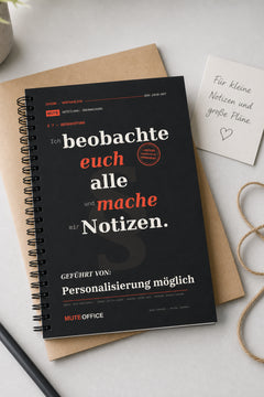 MUTE OFFICE — Geschenk-Szene — Ich beobachte euch alle und mache mir Notizen · Personalisiertes Geschenk — Vorschau 5
