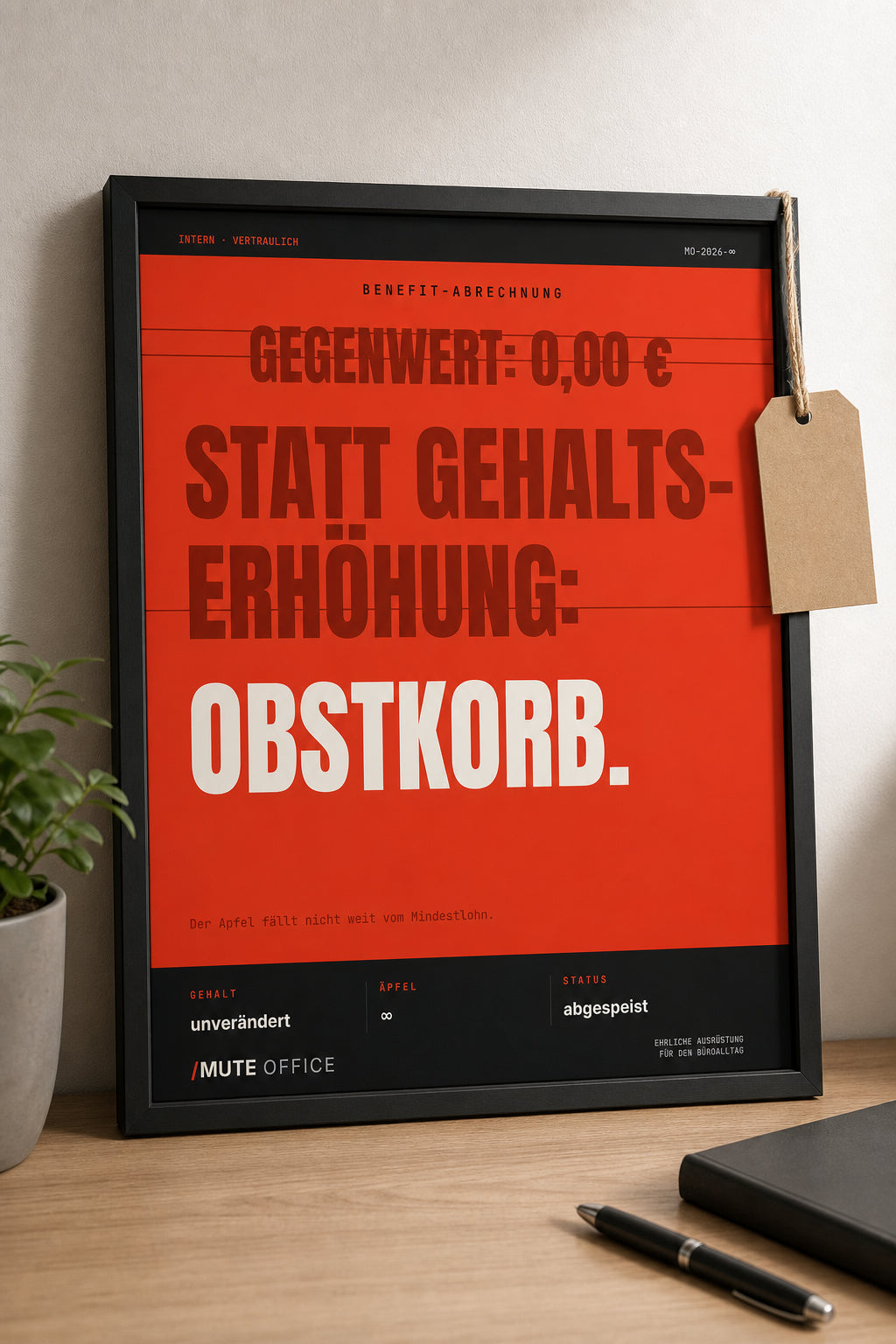 MUTE OFFICE — Geschenk-Szene — Obstkorb statt Gehaltserhöhung – Büro-Poster mit Rahmen