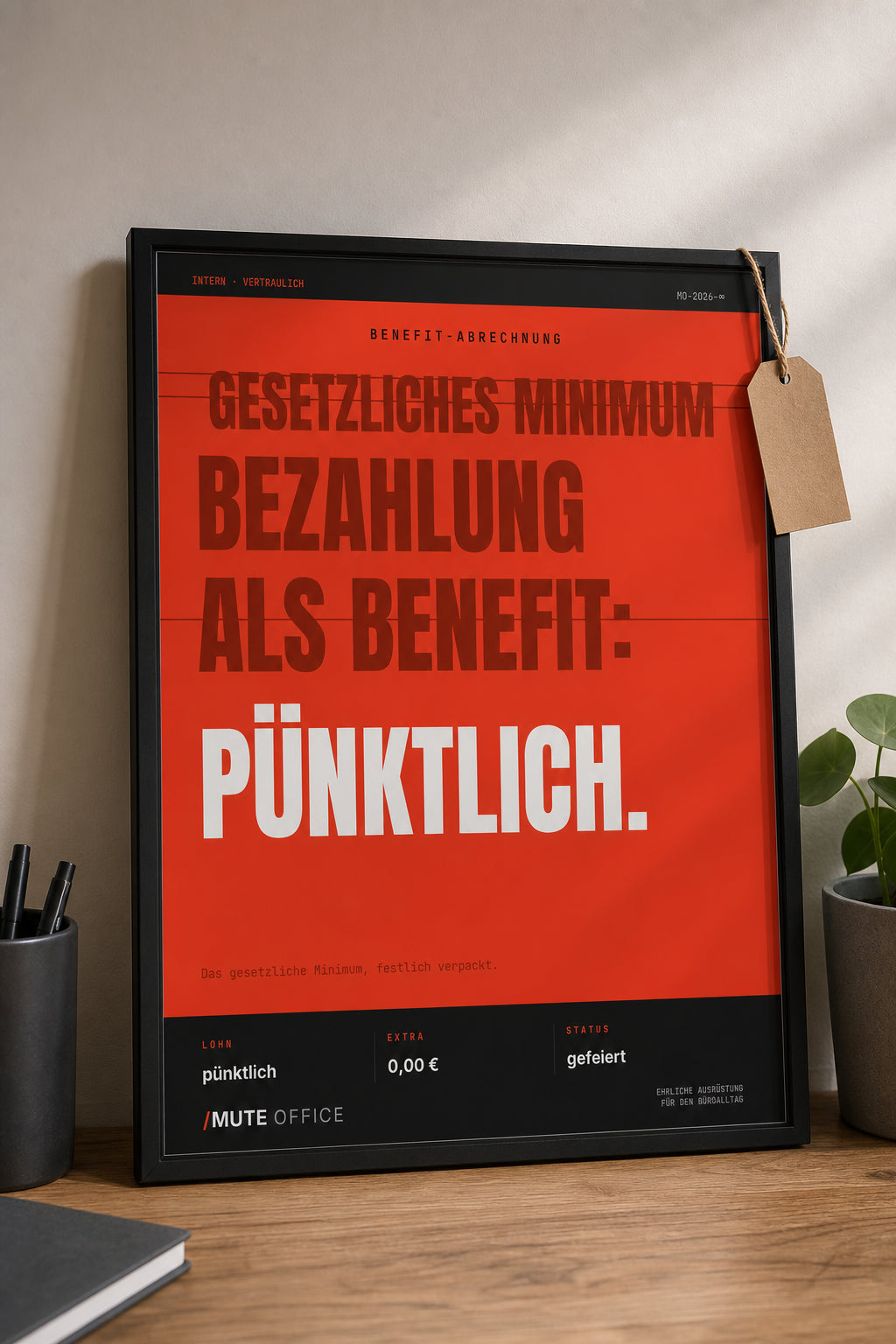 MUTE OFFICE — Geschenk-Szene — Pünktliche Bezahlung als Benefit – Büro-Poster mit Rahmen