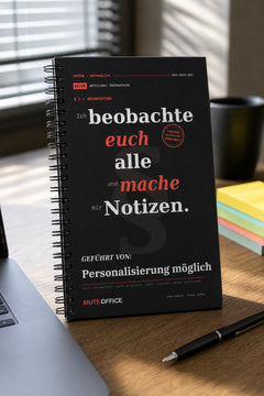 MUTE OFFICE — Hero — Ich beobachte euch alle und mache mir Notizen · Personalisiertes Geschenk — Vorschau 1