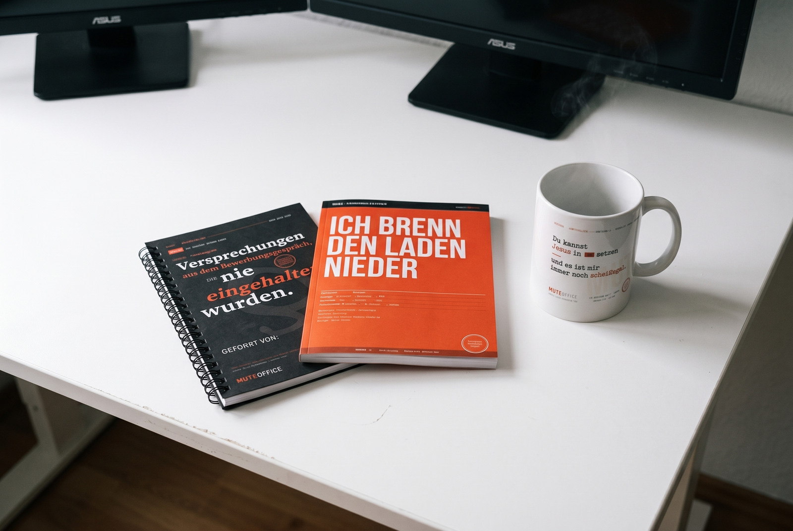 Büro-Überlebenspaket: Kaffee, Akte und ein Ventil für die Bürorealität.
