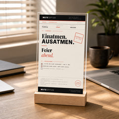 MUTE OFFICE — Homeoffice-Szene — EINATMEN · AUSATMEN · FEIERABEND — Acryl-Aufsteller — Vorschau 5