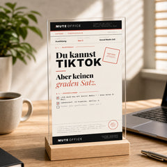 MUTE OFFICE — Homeoffice-Szene — DU KANNST TIKTOK · KEINEN GRADEN SATZ — Acryl-Aufsteller — Vorschau 5