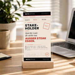 MUTE OFFICE — Homeoffice-Szene — STAKEHOLDER · DIE MIT MEINUNG OHNE ARBEIT — Acryl-Aufsteller — Vorschau 5