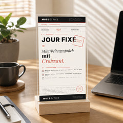 MUTE OFFICE — Homeoffice-Szene — JOUR FIXE = MITARBEITERGESPRÄCH MIT CROISSANT — Acryl-Aufsteller — Vorschau 5