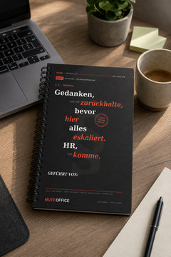 MUTE OFFICE — Homeoffice-Szene — Gedanken, die ich zurückhalte, bevor hier alles eskaliert. HR, ich komme — Vorschau 6
