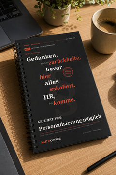 MUTE OFFICE — Homeoffice-Szene — Gedanken, die ich zurückhalte, bevor hier alles eskaliert. HR, ich komme · Personalisiertes Geschenk — Vorschau 2