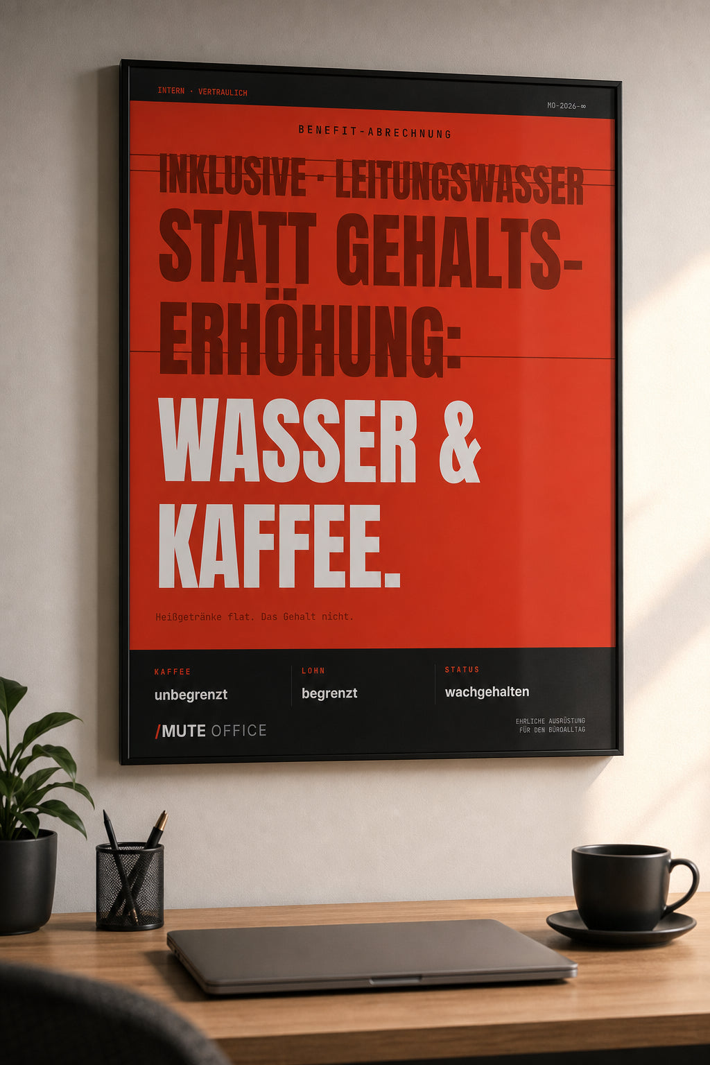 MUTE OFFICE — Homeoffice-Szene — Wasser & Kaffee statt Gehaltserhöhung – Büro-Poster mit Rahmen