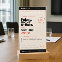 MUTE OFFICE — Meeting-Szene — FOKUS · NICHT STÖREN · NICHT MAL ATMEN — Acryl-Aufsteller — Vorschau 6