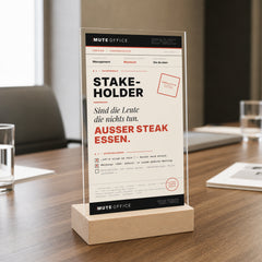 MUTE OFFICE — Meeting-Szene — STAKEHOLDER · DIE MIT MEINUNG OHNE ARBEIT — Acryl-Aufsteller — Vorschau 6