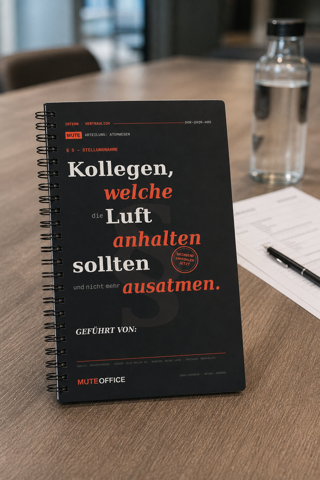 MUTE OFFICE — Meeting-Szene — Kollegen, die die Luft anhalten sollten und nicht mehr ausatmen