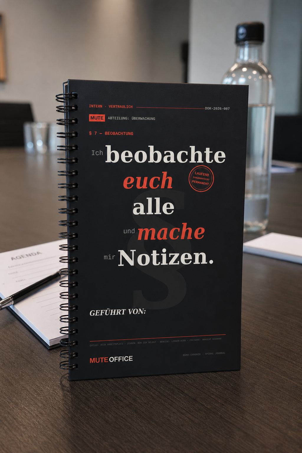 MUTE OFFICE — Meeting-Szene — Ich beobachte euch alle und mache mir Notizen