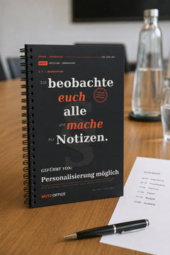 MUTE OFFICE — Meeting-Szene — Ich beobachte euch alle und mache mir Notizen · Personalisiertes Geschenk — Vorschau 3