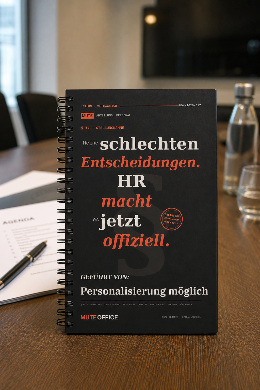MUTE OFFICE — Meeting-Szene — Meine schlechten Entscheidungen. HR macht es jetzt offiziell · Personalisiertes Geschenk