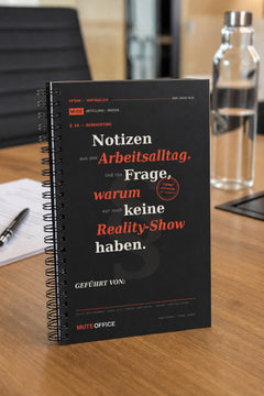 MUTE OFFICE — Meeting-Szene — Notizen aus dem Arbeitsalltag. Und die Frage, warum wir noch keine Reality-Show haben · Personalisiertes Geschenk — Vorschau 3