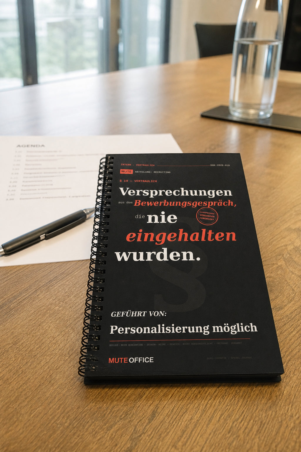 MUTE OFFICE — Meeting-Szene — Versprechungen aus dem Bewerbungsgespräch, die nie eingehalten wurden · Personalisiertes Geschenk