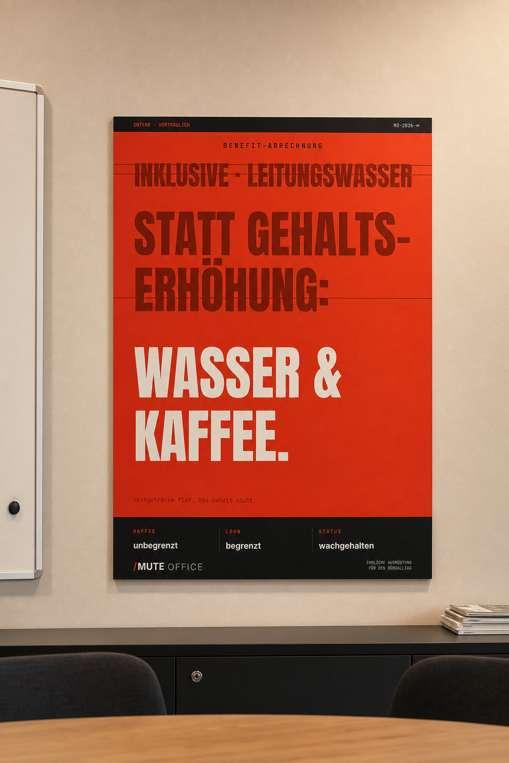 MUTE OFFICE — Meeting-Szene — Wasser & Kaffee statt Gehaltserhöhung – Büro-Poster ohne Rahmen